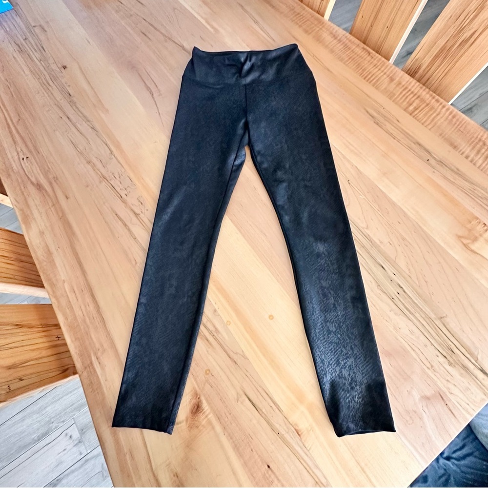 Vera Wang leather like snake print leggings S